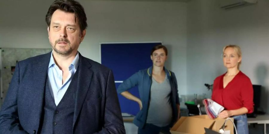 Sandra (Miriam Stein), Sascha (Hary Prinz) und Eva Merz (Eva Herzig) besprechen die vorhandenen Hinweise auf einen möglichen Serienmörder. Foto: Stefan Haring/ARD Degeto/Allegro Film/dpa