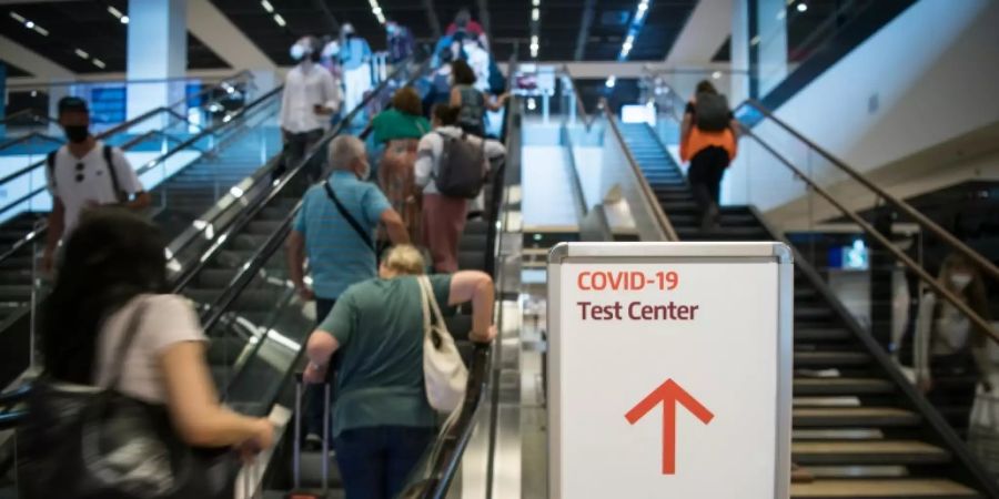 Schild zu Corona-Testcenter am Berliner Flughafen