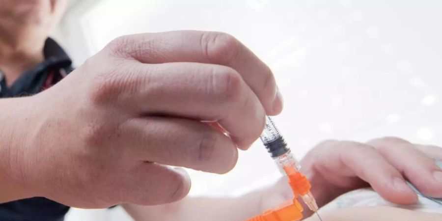 Eine Kita kann eine Betreuung verweigern, wenn der Nachweis einer Masernschutzimpfung oder einer Unverträglichkeit gegen eine solche Immunisierung fehlt. Das hat das NRW-Oberverwaltungsgericht klargestellt. Foto: Julian Stratenschulte/dpa