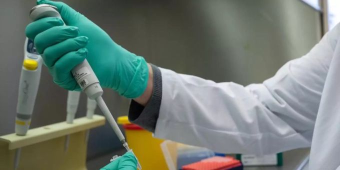 Ein Forscher zeigt im Landesgesundheitsamt Baden-Württemberg, wie ein PCR-Test für die Analyse auf Mutationen des Coronavirus vorbereitet wird. Foto: Sebastian Gollnow/dpa Ein Forscher zeigt im Landesgesundheitsamt Baden-Württemberg, wie ein PCR-Test für die Analyse auf Mutationen des Coronavirus vorbereitet wird. Foto: Sebastian Gollnow/dpa