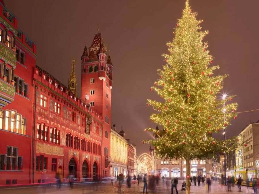 Der Weihnachtsbaum auf dem Marktplatz in Basel ist für die Leser von Nau.ch der schönste der Schweiz.