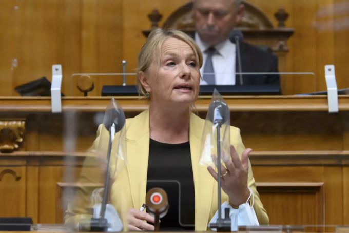 Elisabeth Schneider-Schneiter (Mitte/BL) sitzt ebenfalls in der APK-N. Elisabeth Schneider-Schneiter Mitte
