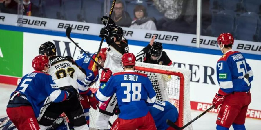 Deutschlands Leonhard Pföderl (2.v.l.) erzielt den Treffer zum 3:2 gegen Russland. Foto: Bernd Thissen/dpa