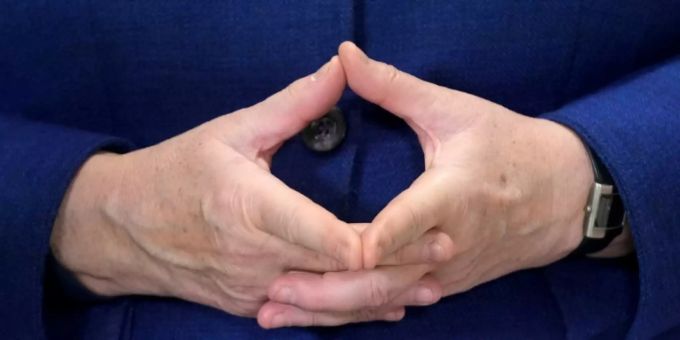 Typische Handhaltung Merkels Typische Handhaltung Merkels