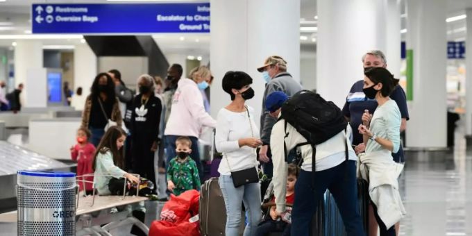 Reisende am Flughafen von Los Angeles Reisende am Flughafen von Los Angeles