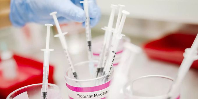 Die kantonalen Impfzentren rüsten aktuell im Hinblick auf die Booster-Impfung auf: Bereitstehende Spritzen im Referenz-Impfzentrum des Kantons Zürich. (Archivbild) Die kantonalen Impfzentren rüsten aktuell im Hinblick auf die Booster-Impfung auf: Bereitstehende Spritzen im Referenz-Impfzentrum des Kantons Zürich. (Archivbild)