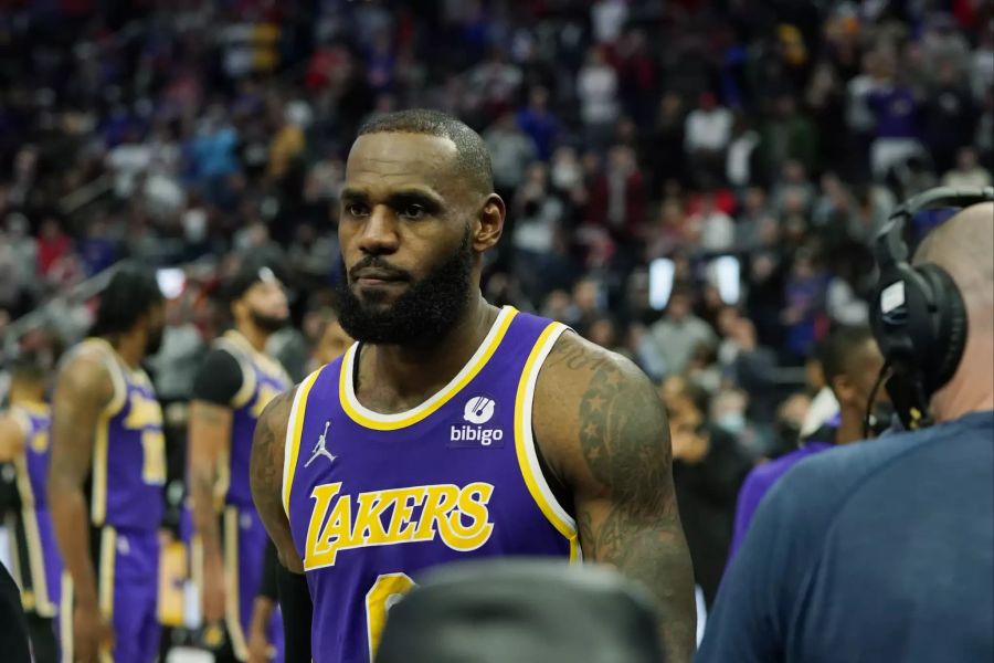 Lakers-Superstar LeBron James fliegt gegen die Detroit Pistons vom Platz.