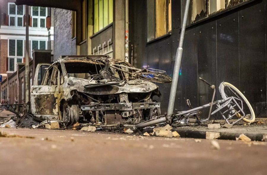 Ein ausgebranntes Auto nach der Demonstration gegen die Massnahmen zum Coronavirus in Rotterdam.