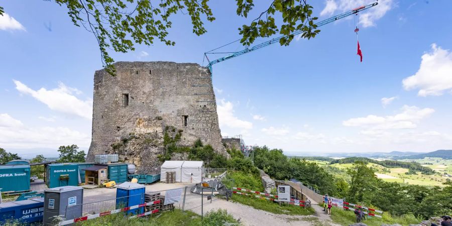 Die Ruine Farnsburg ( während der Sanierung; 2022 ), oberhalb der Gemeinde Ormalingen.
