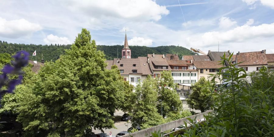 Die historische Häuserzeile mit der Stadtkirche in Liestal.