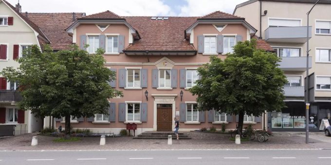 Die Gemeindeverwaltung Breitenbach an der Fehrenstrasse. Die Gemeindeverwaltung Breitenbach an der Fehrenstrasse.