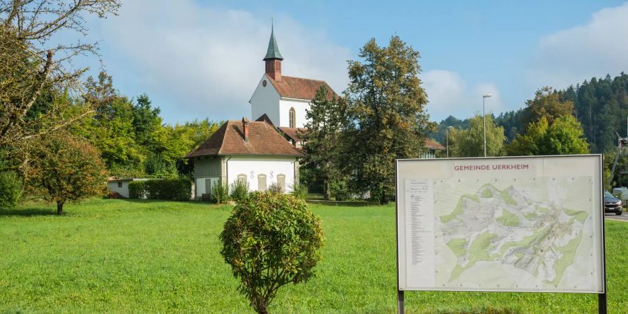 Gemeinde Uerkheim mit Blick auf die reformierte Kirche.