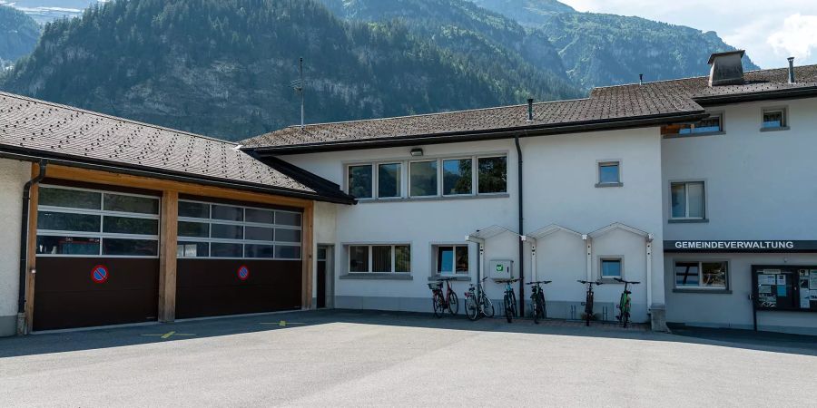Die Gemeindeverwaltung in Kandersteg rechts. Links das Feuerwehrdepot von Kandersteg.