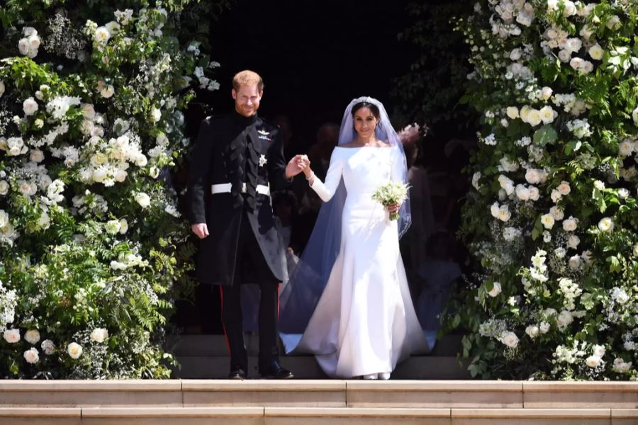 Herzogin Meghan Markle und Prinz Harry verlassen die St.-George-Kapelle nach der Trauung.