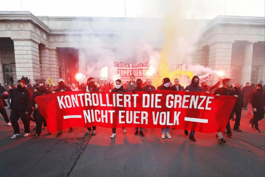 Auch Pyros kamen bei den Demonstrationen zum Einsatz.