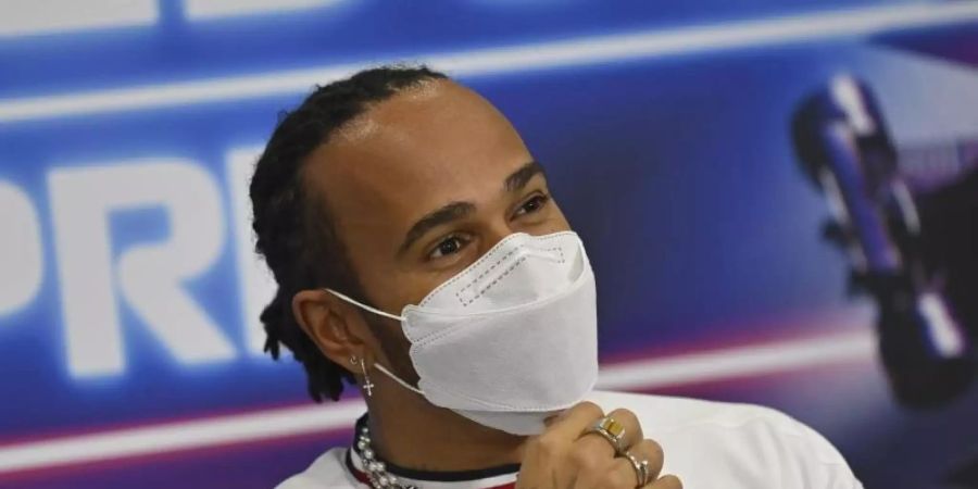 Ist sich der schwierigen Menschenrechtslage in Katar bewusst: Lewis Hamilton. Foto: Andrej Isakovic/AFP POOL/AP/dpa