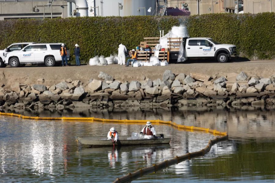 Nach Angaben der US-amerikanischen Tageszeitung »Los Angeles Times« habe das Meer klumpenweise Öl an den Strand gespült.