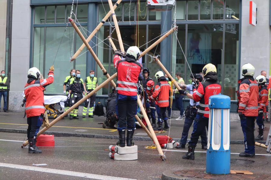 Die Feuerwehr kümmert sich um das Gerüst.