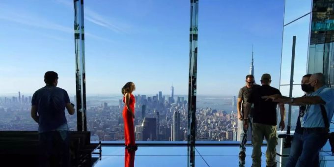 Besucher bei der Eröffnung der neuen Aussichtsplattform «Summit One Vanderbilt» in Manhattan. Foto: Sonia Moskowitz Gordon/ZUMA Press Wire/dpa Besucher bei der Eröffnung der neuen Aussichtsplattform «Summit One Vanderbilt» in Manhattan. Foto: Sonia Moskowitz Gordon/ZUMA Press Wire/dpa