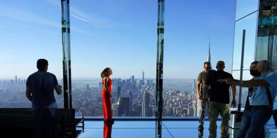 Besucher bei der Eröffnung der neuen Aussichtsplattform «Summit One Vanderbilt» in Manhattan. Foto: Sonia Moskowitz Gordon/ZUMA Press Wire/dpa