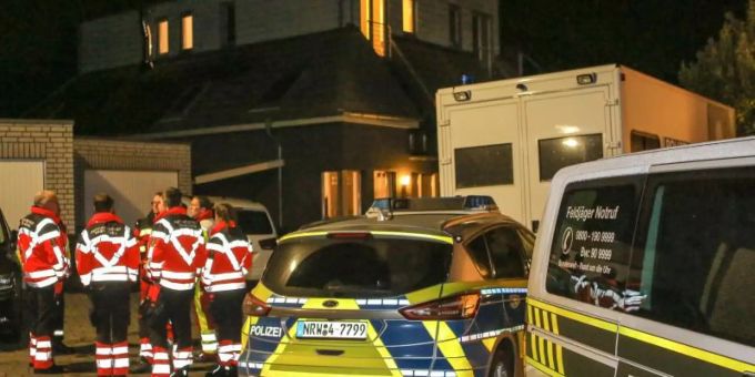 Das Zollfahndungsamt Essen bei einer Razzia in Aldenhoven (Kreis Düren). Foto: Ralf Roeger/dpa Das Zollfahndungsamt Essen bei einer Razzia in Aldenhoven (Kreis Düren). Foto: Ralf Roeger/dpa