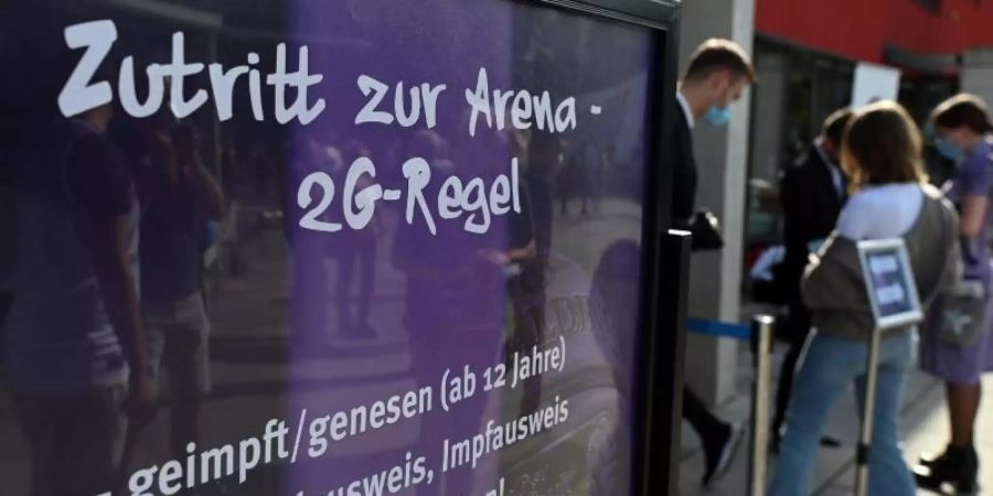 Nach der 2G-Regel haben nur Geimpfte und Genesene Zutritt. Allerdings gilt der Genesenen-Status nur für sechs Monate. Dann sollte eine einmalige Impfung erfolgen. Foto: Swen Pförtner/dpa