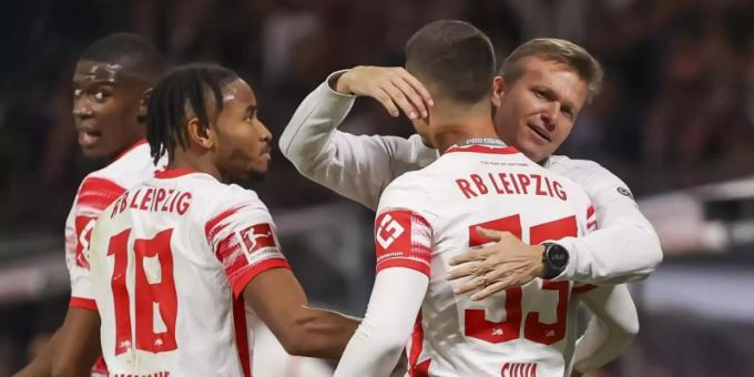 Leipzigs Christopher Nkunku (l), Trainer Jesse Marsch (r) und Torschütze Andre Silva freuen sich über die 1:0-Führung gegen den VfL Bochum. Foto: Jan Woitas/dpa-Zentralbild/dpa Leipzigs Christopher Nkunku (l), Trainer Jesse Marsch (r) und Torschütze Andre Silva freuen sich über die 1:0-Führung gegen den VfL Bochum. Foto: Jan Woitas/dpa-Zentralbild/dpa