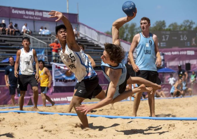 Männer dürfen so Beach-Handball spielen. Frauen müssen einen Bikini tragen. Beach handball