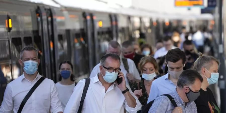 Pendler während der morgendlichen Rushhour am Bahnhof London Bridge. Foto: Matt Dunham/AP/dpa