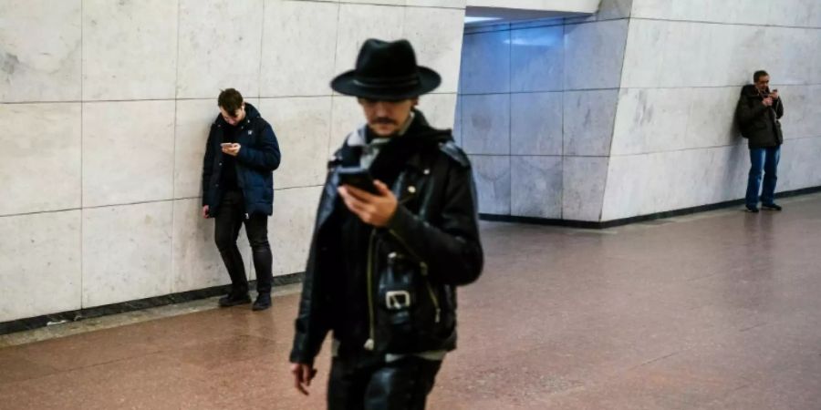 Männer mit Smartphones