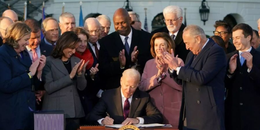 Präsident Biden unterzeichnet Infrastrukturgesetz