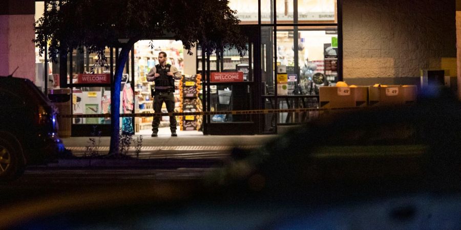 Ein Polizist vor dem Einkaufszentrum in East Bend.