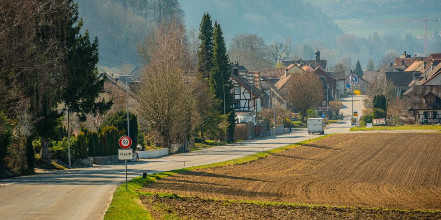 Die Oberdorfstrasse Richtung Flaach im Zürcher Weinland.