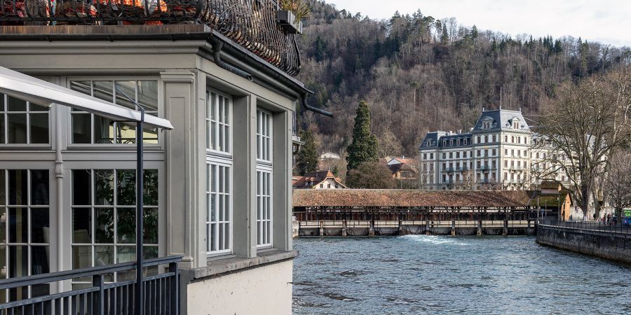 Blick auf die Aare und die obere Schleuse in Thun. Hinten rechts das Kunstmuseum von Thun.