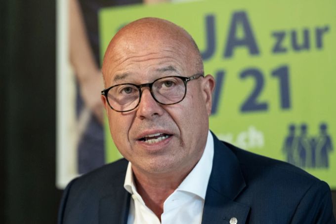 Fabio Regazzi, Präsident Schweizerischer Gewerbeverband SGV, spricht an der Medienkonferenz zu den Eidgenössischen Vorlagen zur AHV, Verrechnungssteuer und Massentierhaltung, am Donnerstag, 11. August 2022, in Bern. Fabio Regazzi AHV Abstimmung