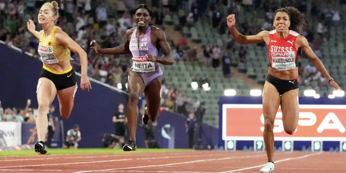Mujinga Kambundji (re.) wird über 100 Meter Zweite. Mujinga Kambundji