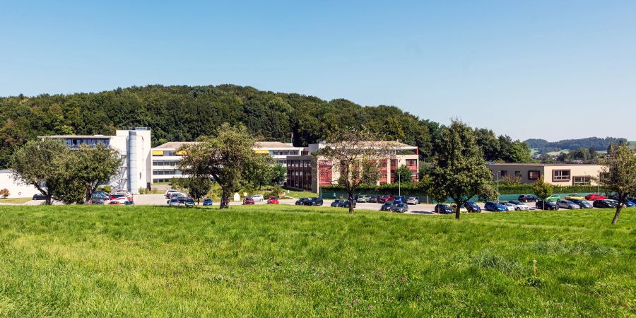 Blick auf das Areal des HFR Spital Tafers am Maggenweg 2 in Tafers.