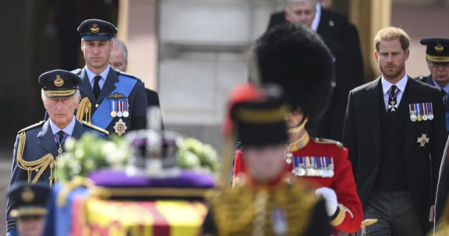 Der Sarg von Queen Elizabeth wird in die Westminster Hall gebracht.