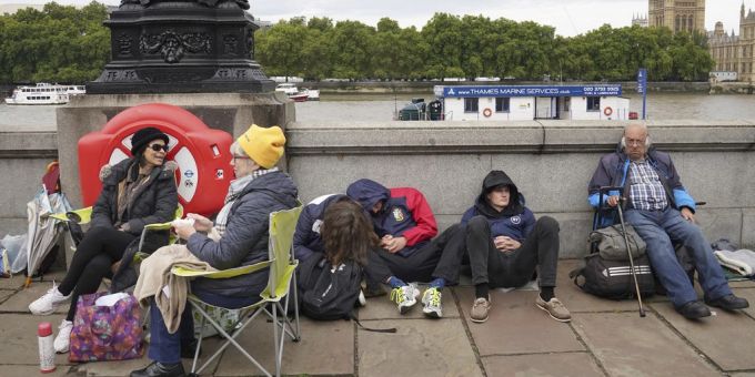 Zahlreiche Menschen stehen in London Schlange, um die Queen zu sehen. Schlange