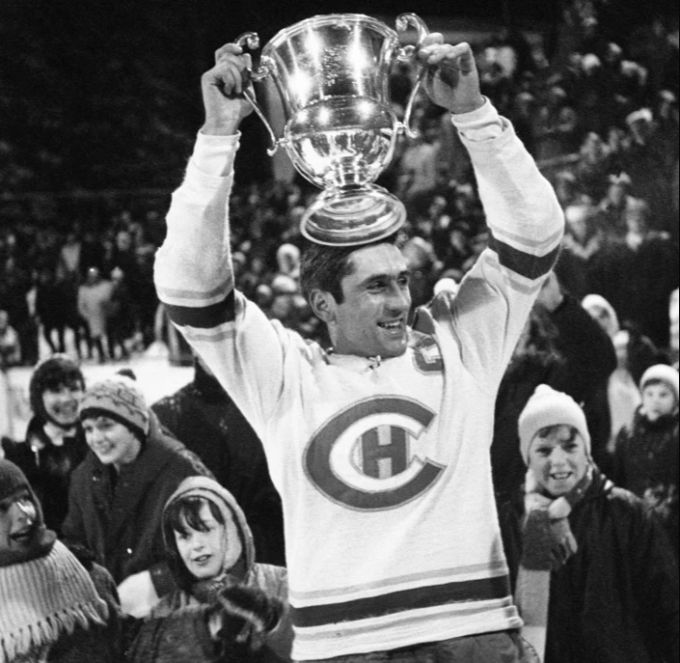 Der Captain des Eishockey Schweizermeisters HC La Chaux-de-Fonds Rene Huguenin stemmt im Januar 1971 den Pokal in die Hoehe. National League. Chaux-de-Fonds 1971 National League