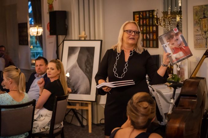 Im 2014 wurde der gemeinnützige Förderverein für Kinder mit seltenen Krankheiten (KMSK) durch Manuela Stier gegründet. Frau hält ein Buch