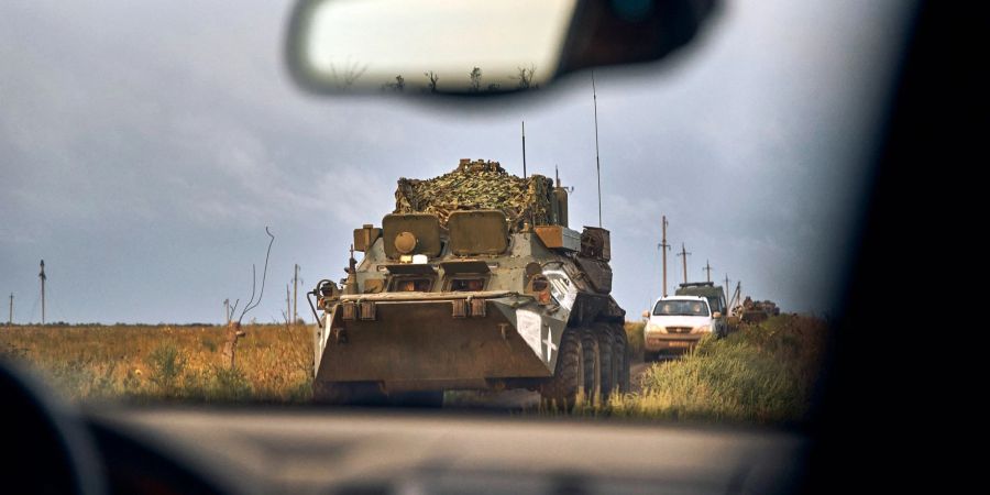 Ukrainische Militärfahrzeuge fahren auf einer Landstrasse im befreiten Gebiet in der Region Charkiw.