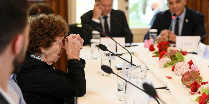 Die Holocaust-Überlebende Schoschana Trister (l) ist mit Israels Ministerpräsident Jair Lapid nach Berlin gereist. Die Holocaust-Überlebende Schoschana Trister (l) ist mit Israels Ministerpräsident Jair Lapid nach Berlin gereist.
