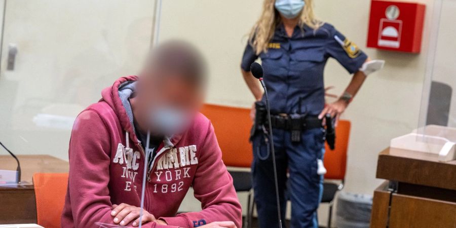 Der Hauptangeklagte im Gerichtssaal auf seinem Platz am Landgericht München I.