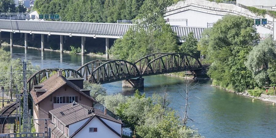 In der Stadt Luzern wollten vier Männer von einer Eisenbahnbrücke in die Reuss springen, als einer von ihnen von einem Zug erfasst wurde. (Symbolbild)