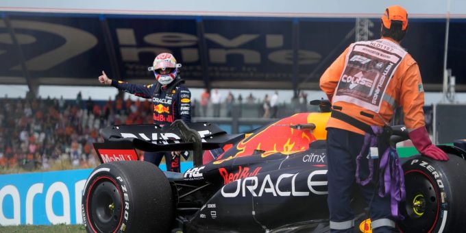 Der Niederländer Max Verstappen steht neben seinem Auto, nachdem es in den ersten Runden auf der Rennstrecke liegen geblieben ist. Der Niederländer Max Verstappen steht neben seinem Auto, nachdem es in den ersten Runden auf der Rennstrecke liegen geblieben ist.