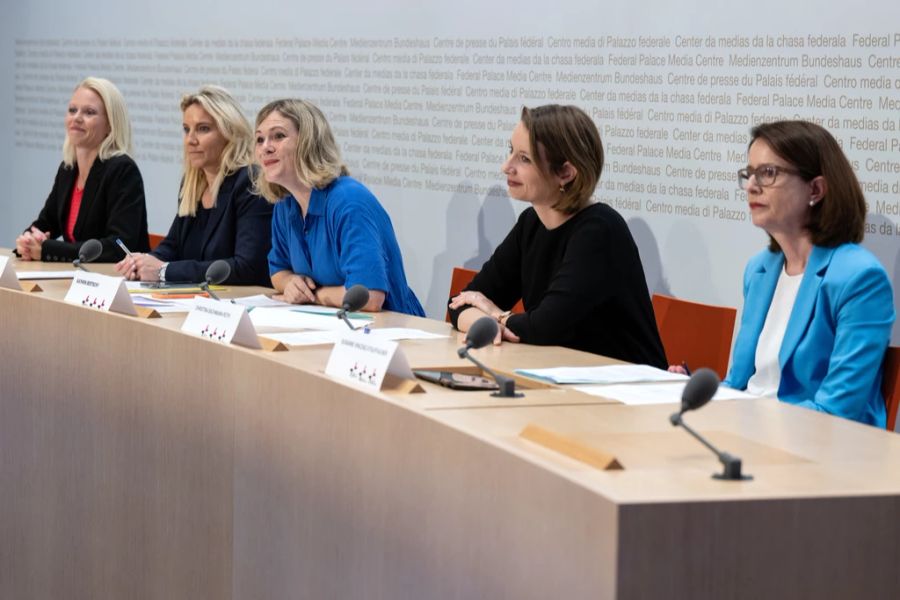 Céline Amaudruz (2. v. r.) mit anderen bürgerlichen Frauen an einer Medienkonferenz zur AHV 21.