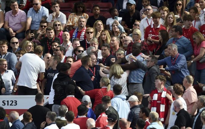 Viele Zuschauer von Manchester United sehen sich den Fan-Streit aus sicherer Entfernung an. Manchester United