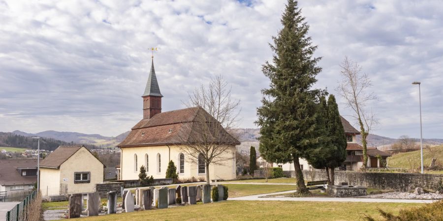 Die reformierte Kirche in Holderbank (AG). In den Quellen erscheint die Kirche Holderbank erstmals 1275.