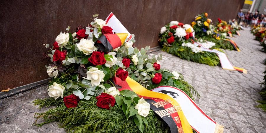 Ein Gedenkkranz liegt bei der Gedenkveranstaltung für die Opfer von Mauer und Teilung vor dem Mahnmal.